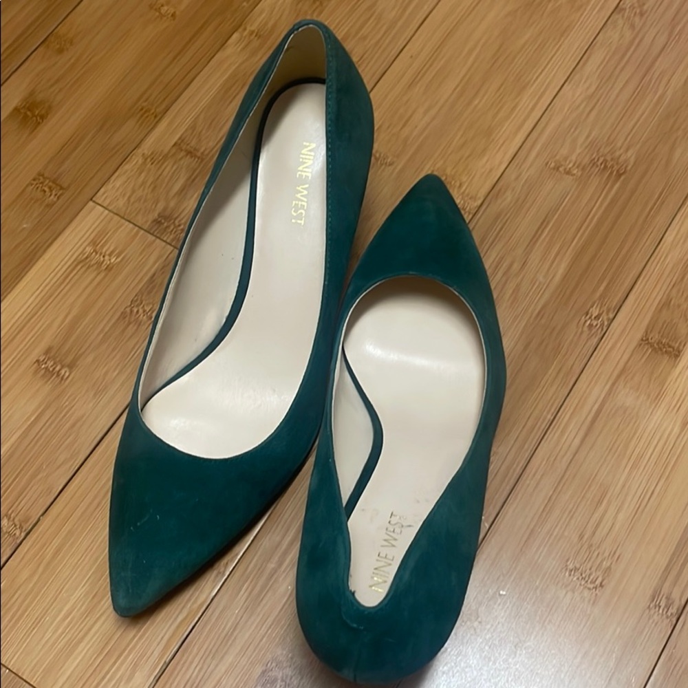 Green suede pumps by Nine West